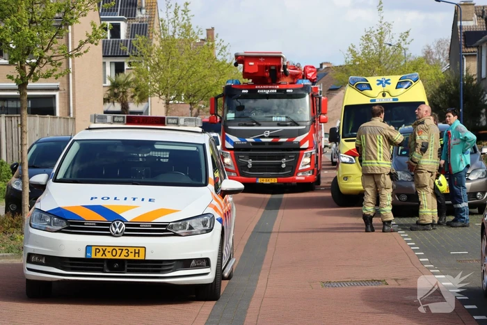 Twee personen op dak van woning
