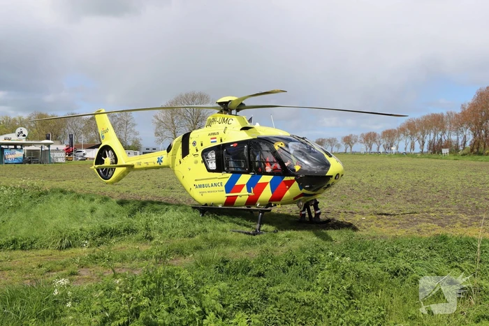 Twee personen op dak van woning