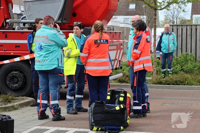 Twee personen op dak van woning