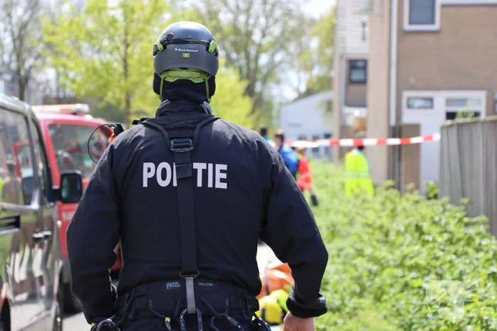 Twee personen op dak van woning