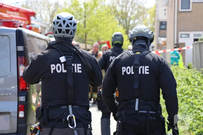 Twee personen op dak van woning
