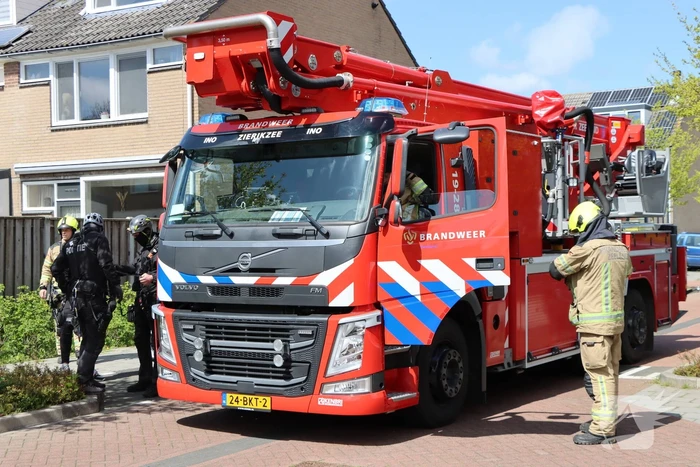 Twee personen op dak van woning