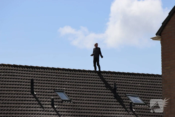 Twee personen op dak van woning