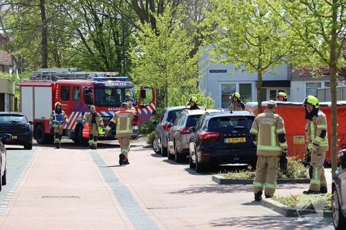 Twee personen op dak van woning