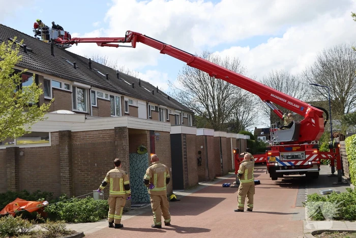 Twee personen op dak van woning