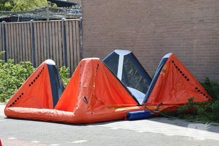 Twee personen op dak van woning