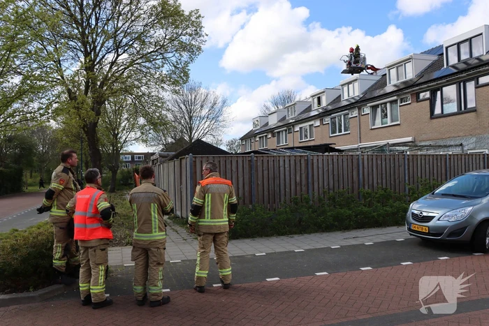 Twee personen op dak van woning