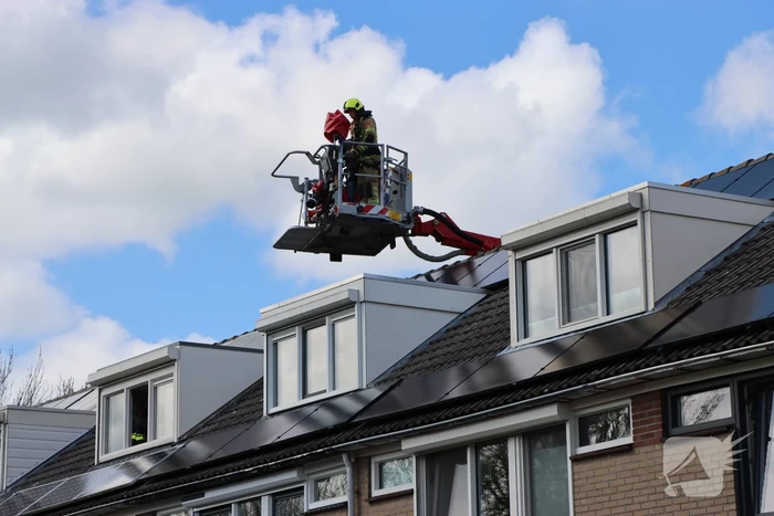 Twee personen op dak van woning
