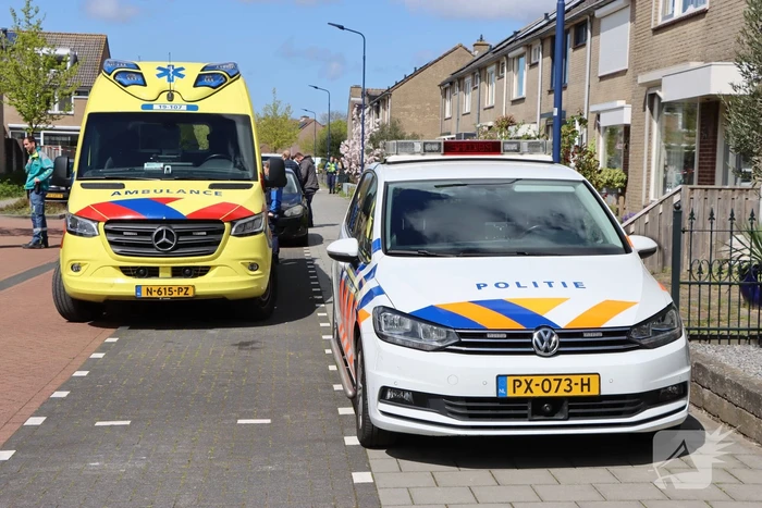 Twee personen op dak van woning