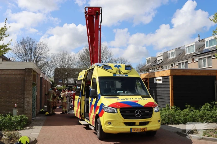 Twee personen op dak van woning
