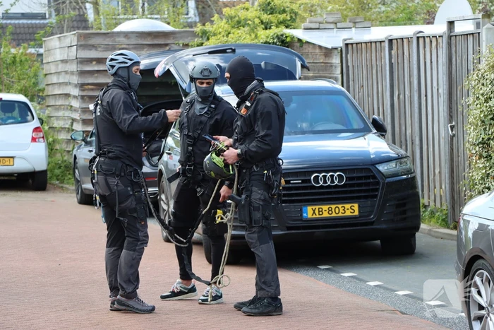 Twee personen op dak van woning