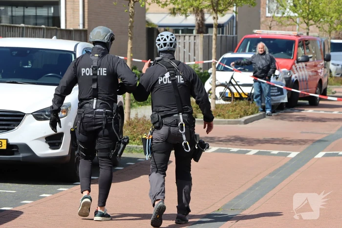 Twee personen op dak van woning