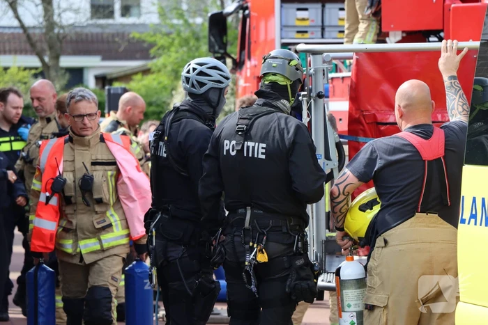 Twee personen op dak van woning