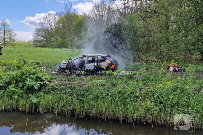 Auto verwoest door brand