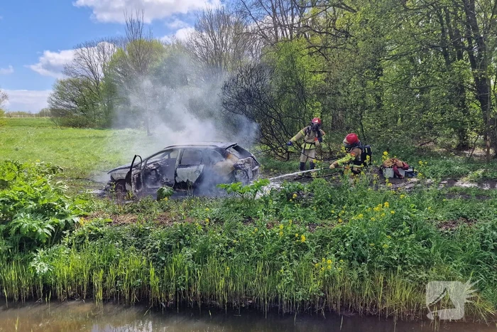 Auto verwoest door brand