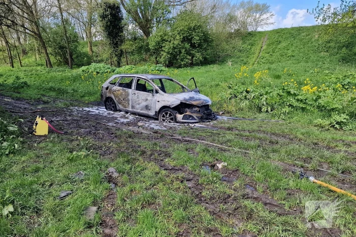 Auto verwoest door brand