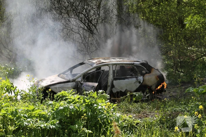 Auto verwoest door brand