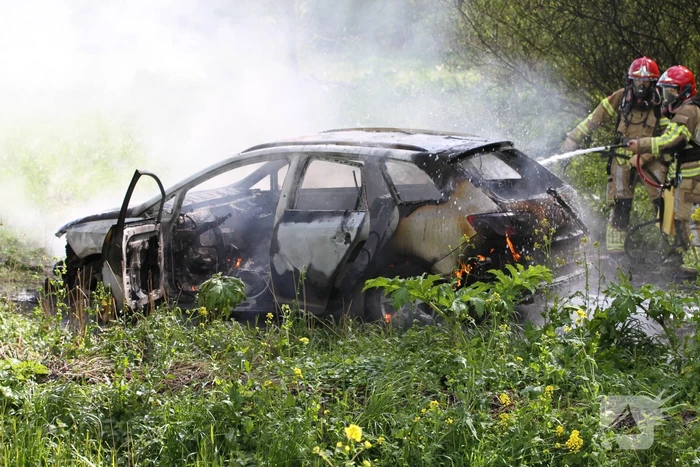 Auto verwoest door brand