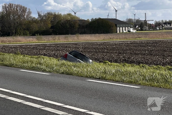 Auto belandt in sloot na ongeval