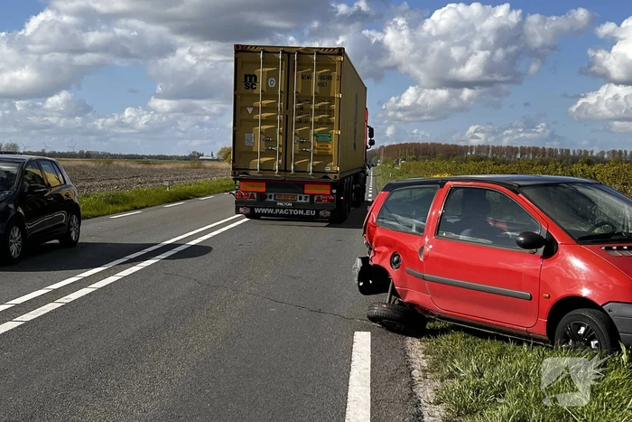 Auto belandt in sloot na ongeval