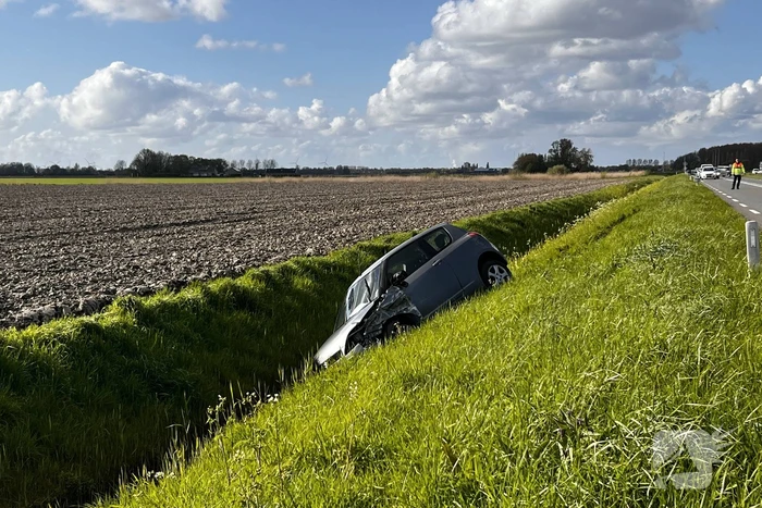 Auto belandt in sloot na ongeval