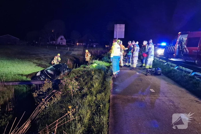 Automobilist laat auto in sloot achter