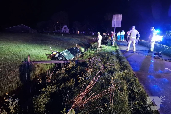 Automobilist laat auto in sloot achter