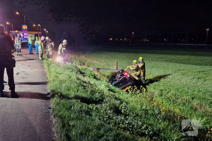 Automobilist laat auto in sloot achter