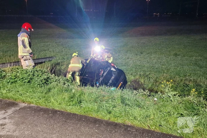 Automobilist laat auto in sloot achter