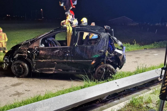 Automobilist laat auto in sloot achter