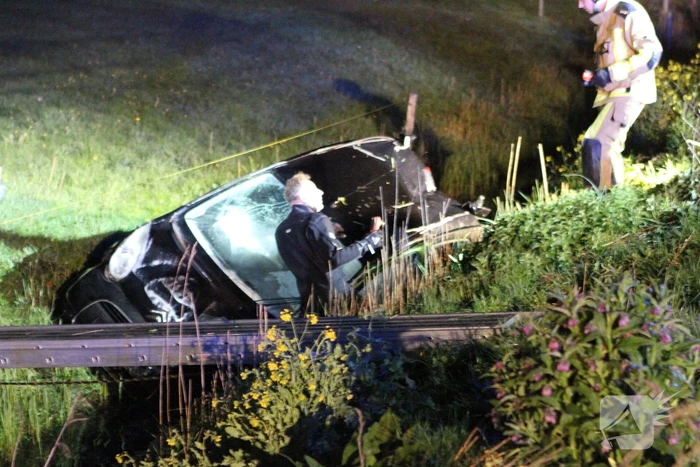 Automobilist laat auto in sloot achter