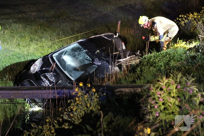 Automobilist laat auto in sloot achter