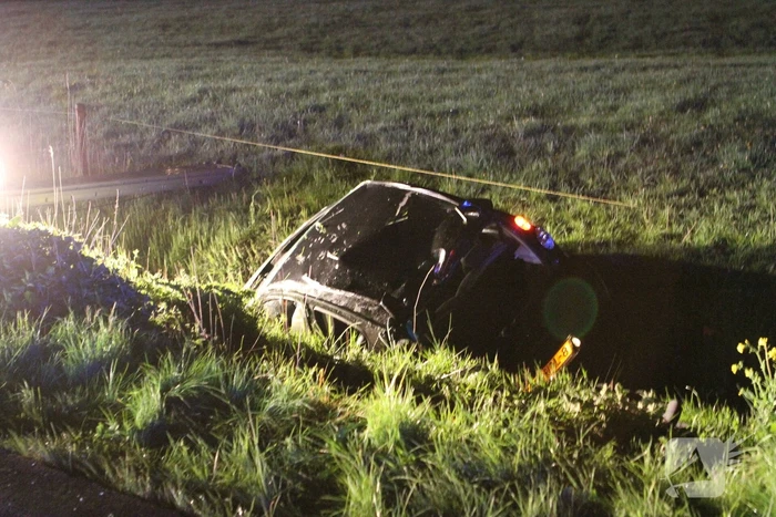 Automobilist laat auto in sloot achter