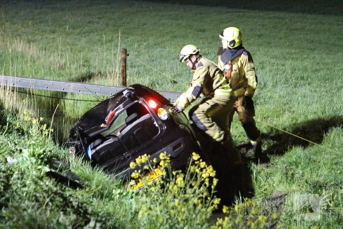 Automobilist laat auto in sloot achter