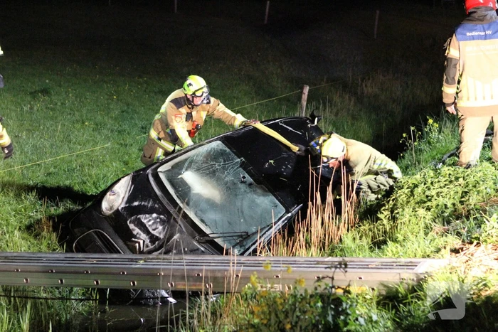 Automobilist laat auto in sloot achter
