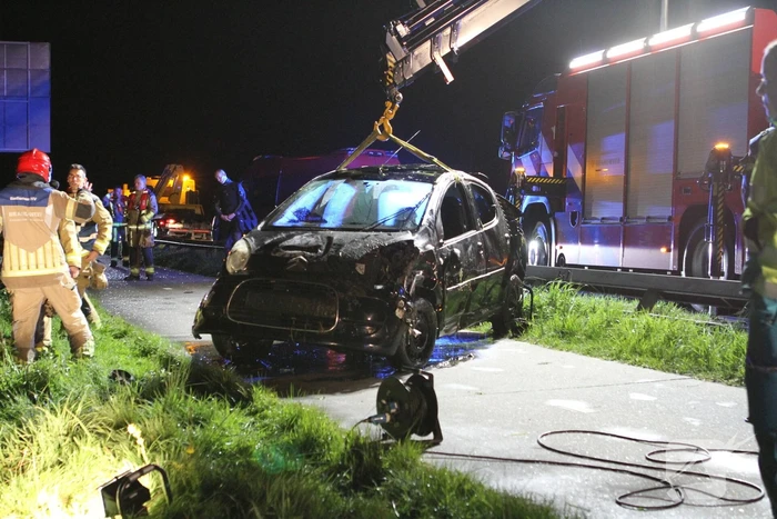 Automobilist laat auto in sloot achter
