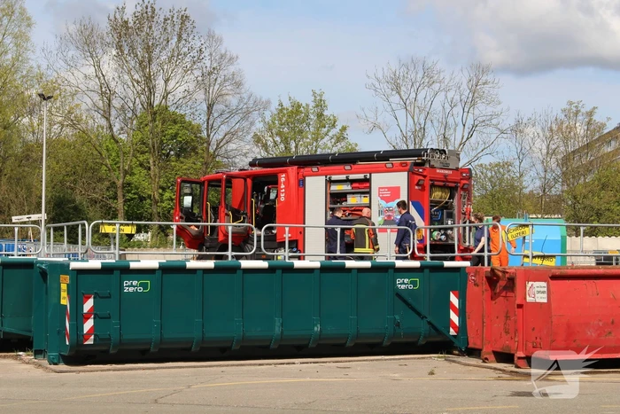 Opslag met accupakketten vliegt in brand