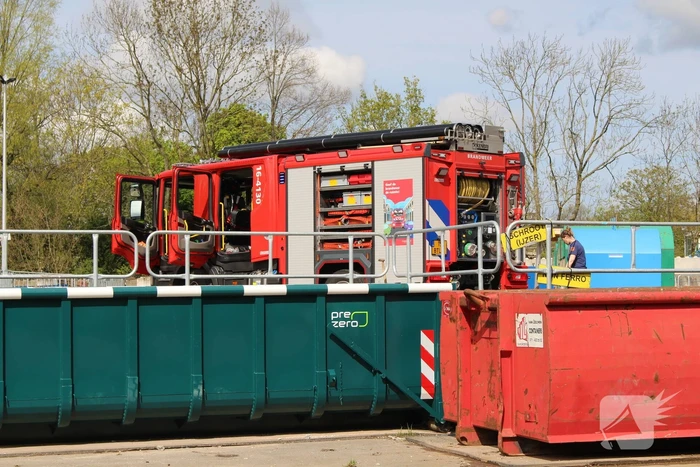 Opslag met accupakketten vliegt in brand
