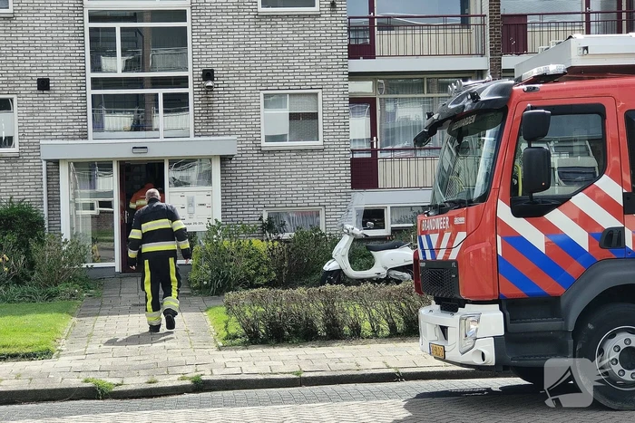 Brandweer ramt deur in van woning om gaslek
