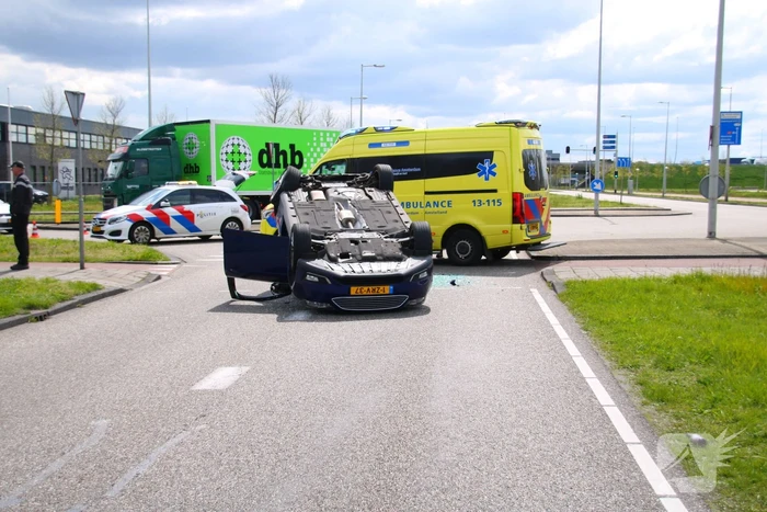 Personenwagen belandt op dak bij verkeersongeval