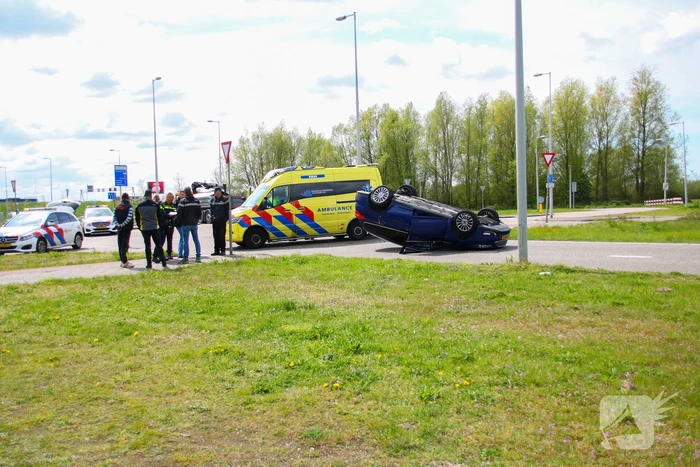 Personenwagen belandt op dak bij verkeersongeval