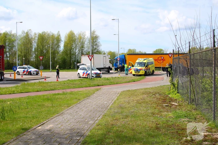 Personenwagen belandt op dak bij verkeersongeval
