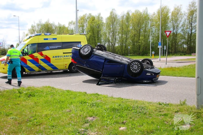 Personenwagen belandt op dak bij verkeersongeval
