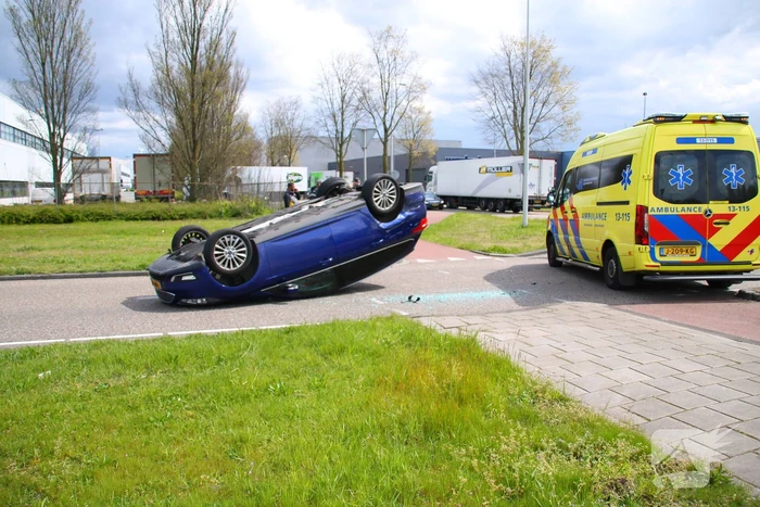 Personenwagen belandt op dak bij verkeersongeval