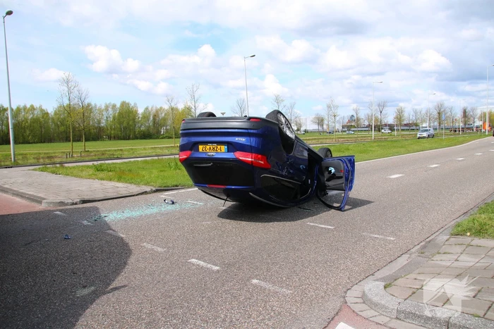 Personenwagen belandt op dak bij verkeersongeval