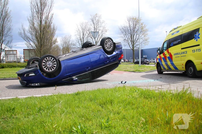 Personenwagen belandt op dak bij verkeersongeval