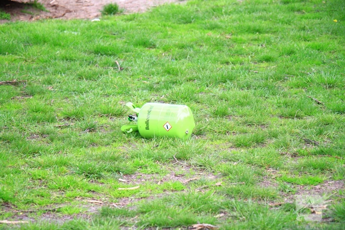 Heliumtank achtergelaten in speeltuin