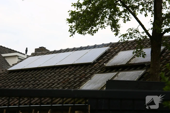 Kortsluiting zonnepanelen op dak van schuur zorgt voor brand