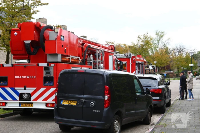 Kortsluiting zonnepanelen op dak van schuur zorgt voor brand