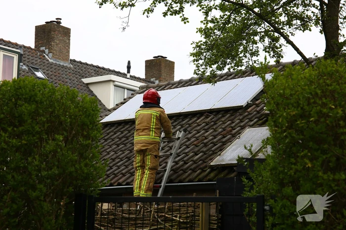 Kortsluiting zonnepanelen op dak van schuur zorgt voor brand